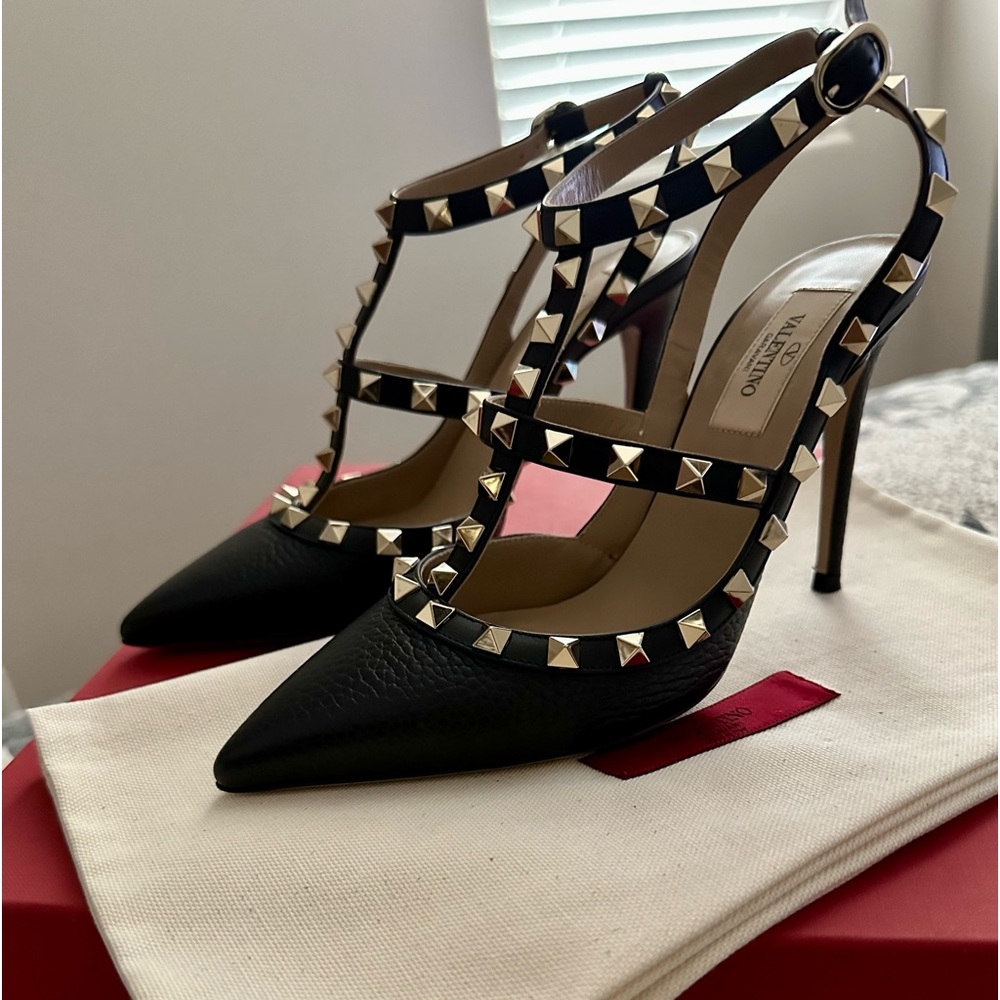 VALENTINO GARAVANI ROCKSTUD GRAINY LEATHER ANKLE STRAP PUMP 100 MM